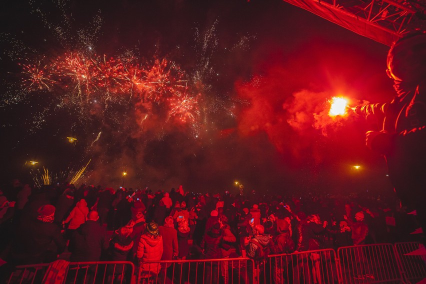 Sylwester w Ustce. 2019 rok przywitany fajerwerkami i...