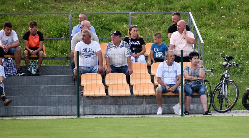 Keeza V liga piłkarska. Brzezina Osiek - Niwa Nowa Wieś 0:1....