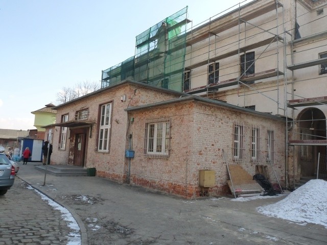 Na razie po zimie ruszyły prace budowlane związane z przygotowaniem ścian do położenia nowego tynku.
