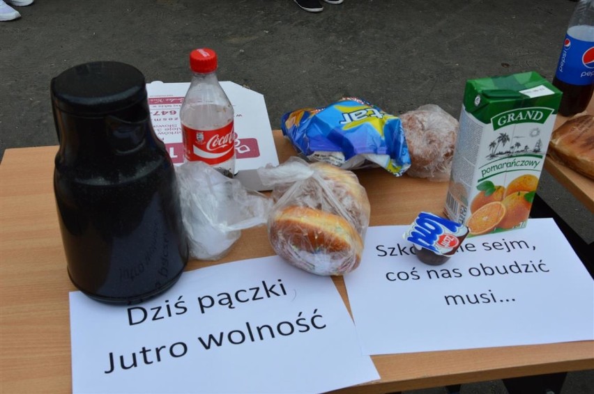 Zakaz sprzedaży śmieciowego jedzenia w szkołach. Protest piotrkowskich licealistów [ZDJĘCIA]
