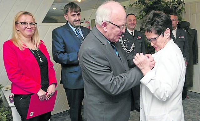 Doktor Paweł Rusiecki, wieloletni dyrektor przychodni, honoruje Barbarę Sokołowską.