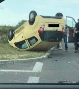 Wypadek na al. Mazowieckiego w Lublinie. Na miejscu dachował chevrolet 