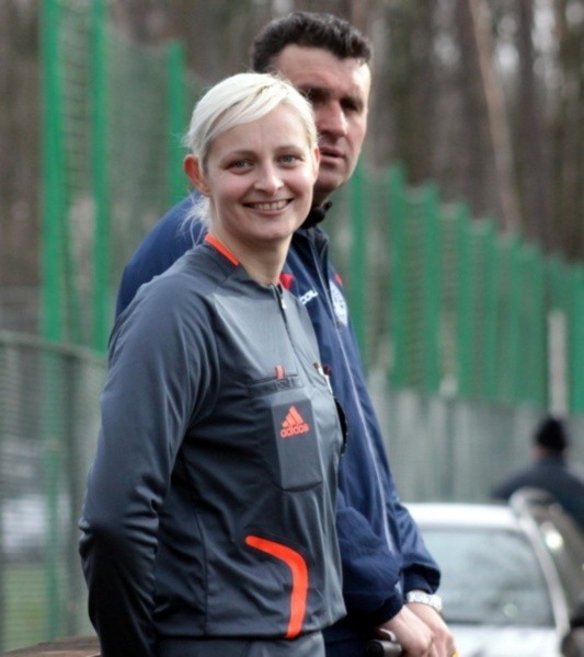 Karolina Radzik dobrze sobie radzi prowadząc spotkania w ligach piłkarskich mężczyzn.