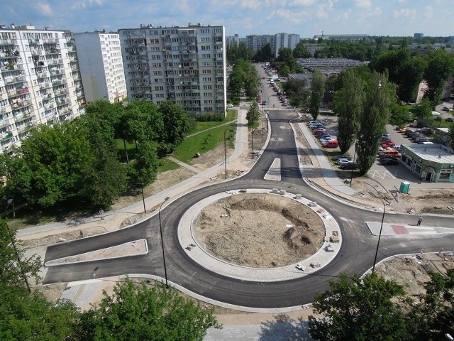 Na ul. Rojnej na odcinku od Rydzowej do Kaczeńcowej drogowcy wybudowali dwa nowoczesne ronda, które zastąpiły skrzyżowania.