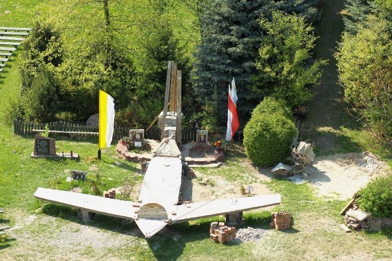 Pomnik staje u podnóża Golgoty Martyrologii Narodu Polskiego
