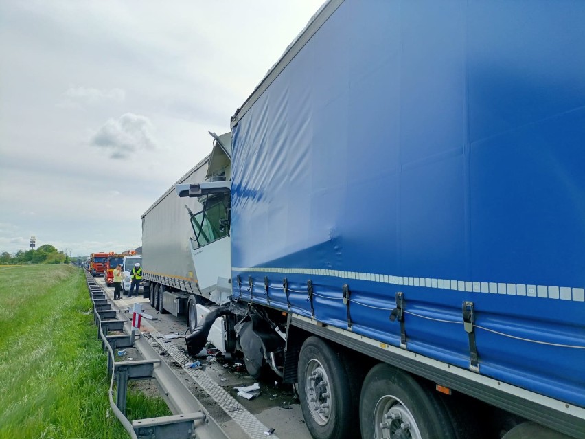 Wypadek trzech ciężarówek na A4 pod Wrocławiem. Duże utrudnienia [ZDJĘCIA]