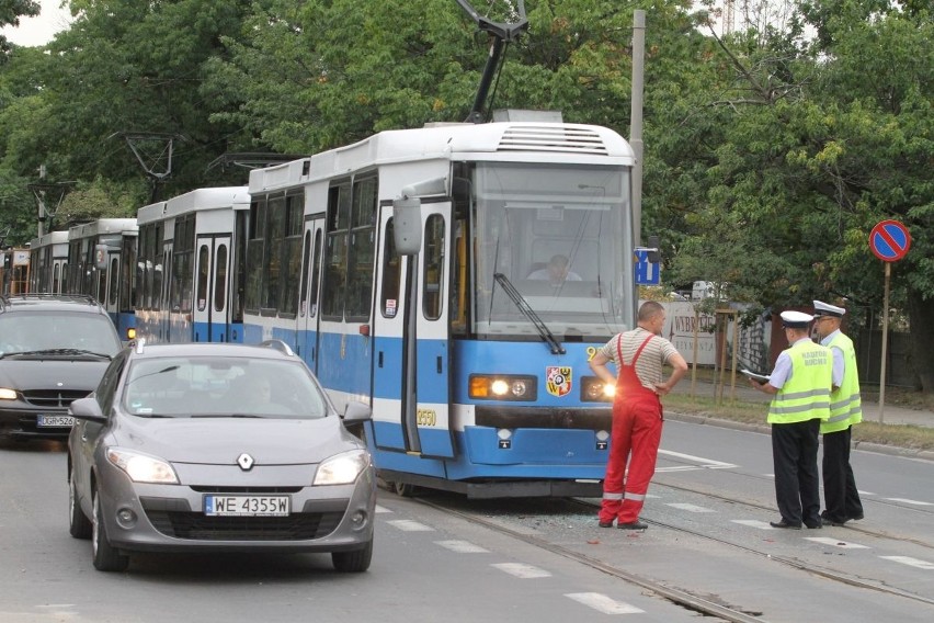 Wypadek przed mostem Osobowickim. Objazdy tramwajów