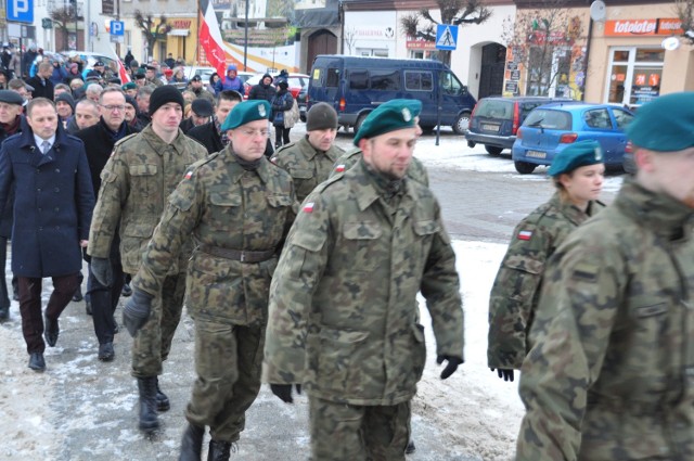 Uczestnicy uroczystości maszerują z Rynku Wielkiego do szydłowieckiego kościoła.