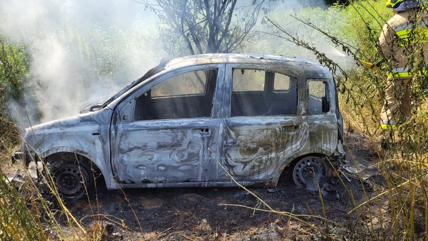 Nowodworce. Pożar samochodu przy ul. Ceglanej. Fiat panda spłonął doszczętnie [ZDJĘCIA]