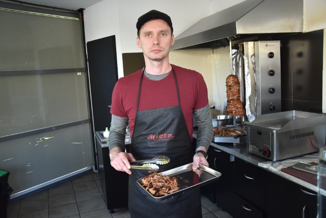 Dawid Goławski z rzemieślniczego lokalu gastronomicznego "Dobry Skład Sosnowiec" stoi przed widmem likwidacji działalności gospodarczej.Zobacz kolejne zdjęcia. Przesuwaj zdjęcia w prawo - naciśnij strzałkę lub przycisk NASTĘPNE