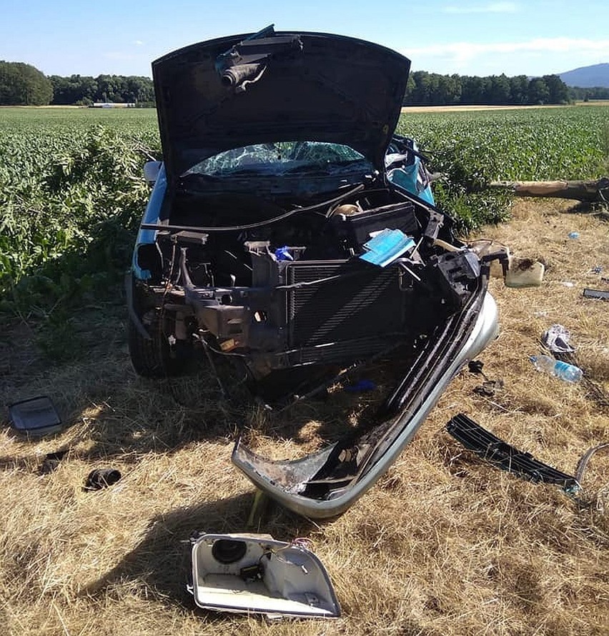 Wypadki na drodze nr 35 Wrocław - Świdnica. Auto uderzyło w drzewo