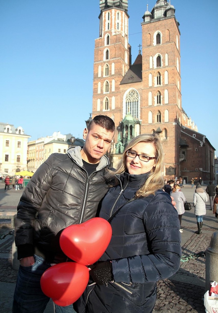 Walentynki. Zakochani na krakowskim Rynku [ZDJĘCIA]