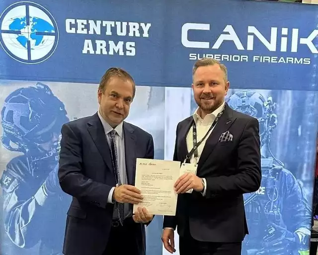 Członek zarządu Mesko S.A. Marcin Ożóg (na zdjęciu z prawej) i wiceprezes firmy Century Arms Brian Sucher po podpisaniu umowy o współpracy.