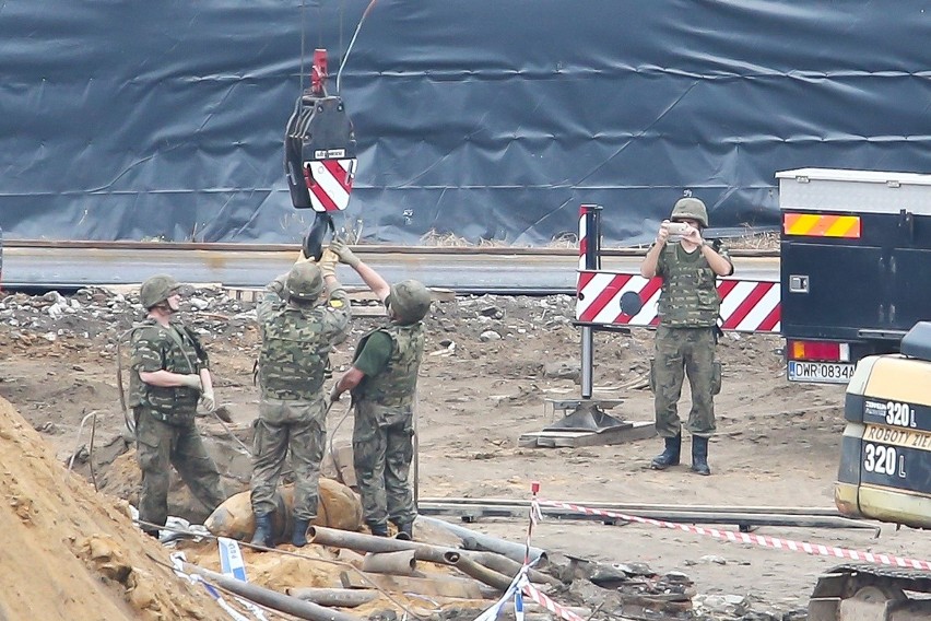 Bomba na Legnickiej. Ulica zamknięta, ewakuacja mieszkańców