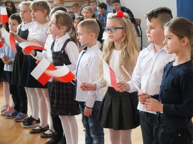 Szkoła Podstawowa w Sadowiu włączyła się akcję "Rekord dla Niepodległej", w której udział wzięły setki tysięcy uczniów w całej Polsce. O 11.11 uczniowie placówki zaśpiewali cztery zwrotki hymnu narodowego. Więcej zdjęć na kolejnych slajdach. 