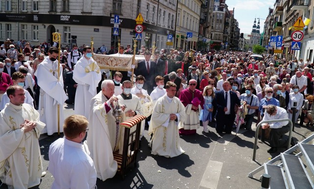 Ulicami Poznania przeszła w czwartek centralna procesja eucharystyczna z okazji Bożego Ciała. Wierni wyruszyli z kościoła pw. Bożego Ciała. Procesja zakończyła się na placu katedralnym.Przejdź do kolejnego zdjęcia --->