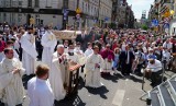 Boże Ciało 2021 w Poznaniu: Abp Gądecki w kazaniu mówił o samotności. Centralna procesja przeszła ulicami miasta. Zobacz zdjęcia