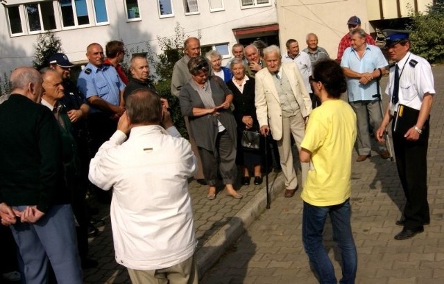 We wtorek szkolenie przeszli między innymi pensjonariusze Domu Pomocy Społecznej. Pogadanka przed wejściem do autobusu.