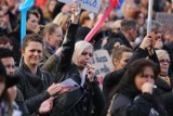 Czarny protest przeszedł przez Katowice. Na finał przed biurem PiS zapłonęły znicze ZDJĘCIA