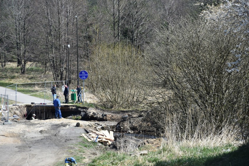 Budują most na Leśniówce, w drodze na Dotyk Jury 