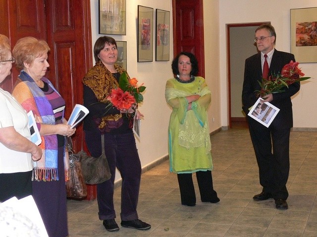 Joanna Gałecka (trzecia od lewej) z pasją opowiadała o podróży do Aszchabadu, stolicy Turkmenistanu, która natchnęła ją do namalowania kilkunastu obrazów prezentowanych w Tarnobrzeskim Domu Kultury.