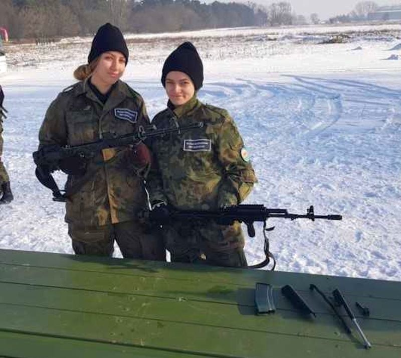 Uczniów z Kościelca zajęcia w szkole i na poligonie z bronią w roli głównej [zdjęcia]