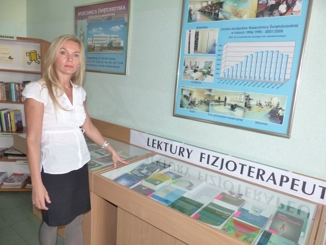 Aldona Gorlowska, pracująca w bibliotece Wszechnicy Świętokrzyskiej, prezentuje wystawę książek dotyczącą fizjoterapii. 