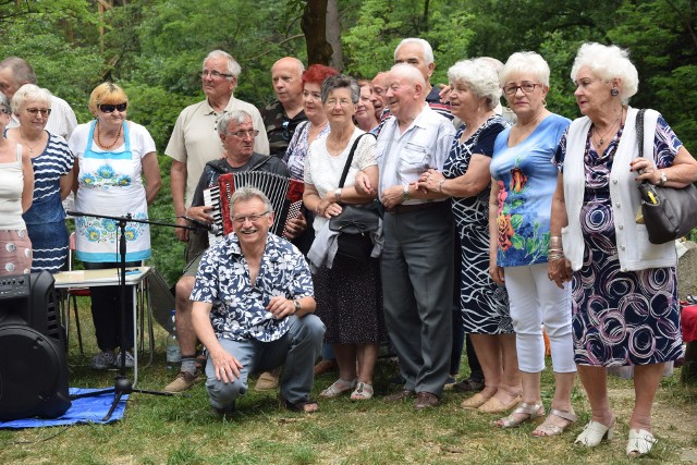 Piknik Klubu Seniora Relaks na Wzgórzach Piastowskich.