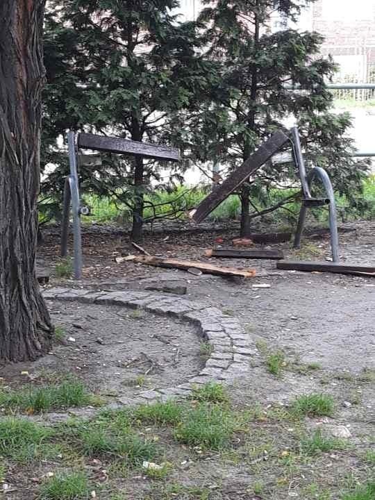 Zniszczone ławki w Katowicach Szopienicach. Ktoś porąbał je siekierą na Skwerze Haliny Lerman