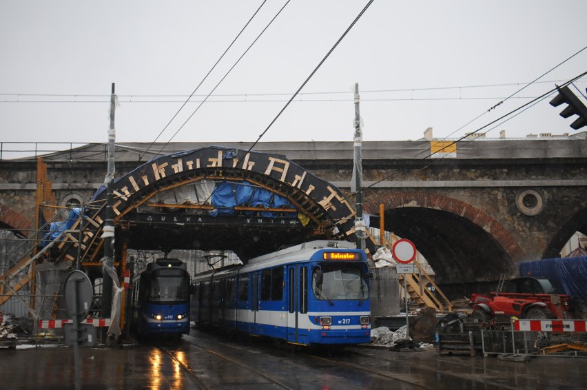 Z wiaduktami PKP rosną w Krakowie... również utrudnienia  