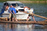 Flis Odrzański dopłynął do Gostchorza. Przywitanie flisaków inne niż zwykle. Leżaki i ognisko na plaży nad Odrą. Zobaczcie zdjęcia!