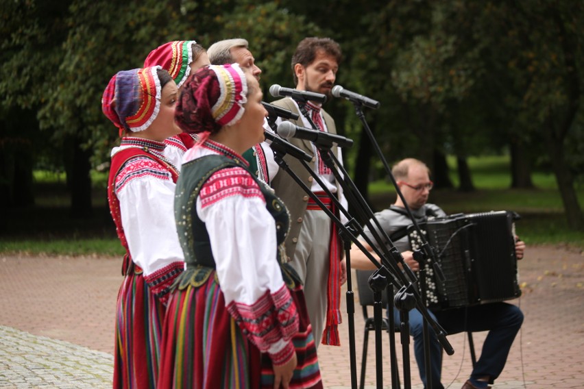 Występ Zespołu Pieśni Tańca "Kurpie Zielone”.