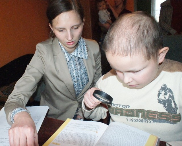 Łukasz Kasprowicz ma indywidualny tok nauczania. Lekcje polskiego prowadzi Joanna Harackiewicz. Chłopak czyta przy pomocy lupy