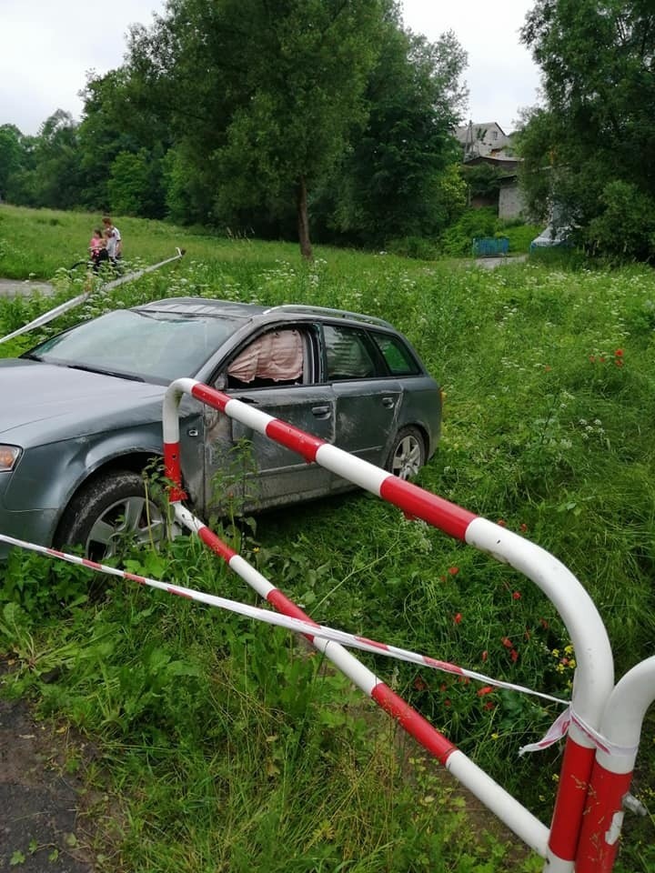 Ten wypadek mógł skończyć się tragicznie. Czy ten pień i to...