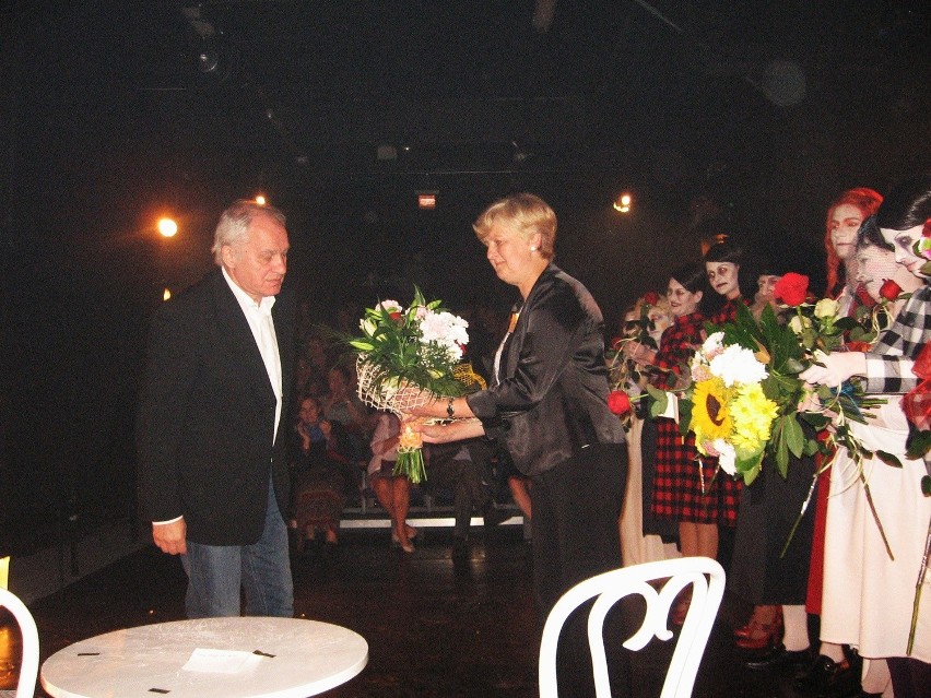 Kwiaty dla reżysera, Janusza Wiśniewskiego.
