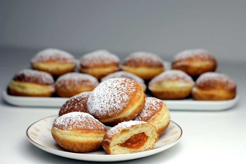 Pączki to jeden z ulubionych wypieków cukierniczych Polek i...