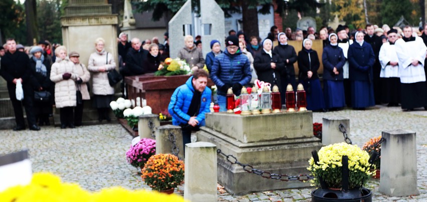 Nowy Sącz. Procesja przeszła alejkami cmentarza przy ul. Rejtana [ZDJĘCIA, WIDEO]