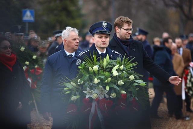 Na skwerze przed Zakładem Karnym w Raciborzu został odsłonięty monument upamiętniający bohaterów, którzy poświęcili życie niepodległej ojczyźnie.