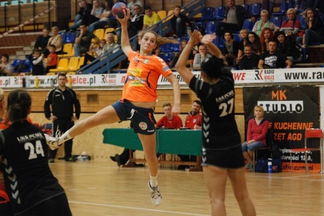 Kornelia Czubaj była wyróżniającą się zawodniczką Korony Handball Kielce w meczu z UKS PCM Kościerzyna. 