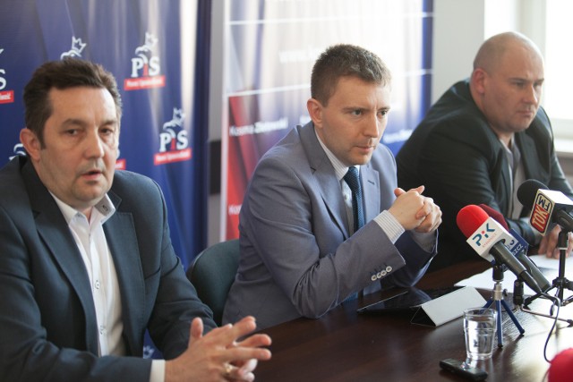 Konferencja prasowa posła Łukasza Schreibera (w środku), z prawej: Robert Gabinecki, z lewej: Patryk Pawlak