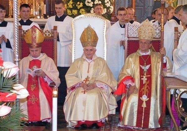 Papież Benedykt XVI, jako kardynał Joseph Ratzinger (w środku) w radomskiej katedrze udzielił święceń biskupich ordynariuszowi diecezji radomskiej Zygmuntowi Zimowskiemu (po prawej)