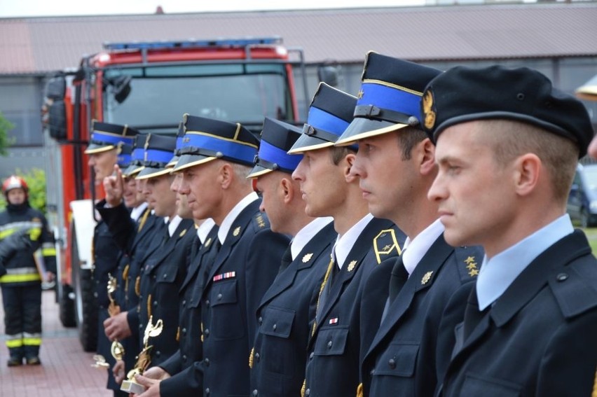 Dostali samochód za milion 200 tysięcy. Awanse i medale dla skarżyskich strażaków w dniu ich święta. Zobacz zdjęcia i filmy