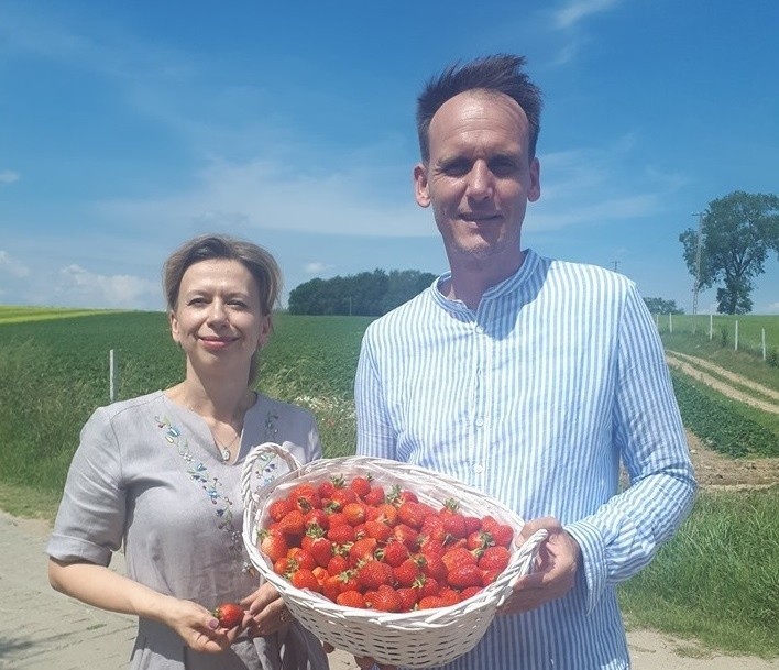 Pascal Brodnicki z ekipą telewizyjną zwiedził chmieleńskie pole truskawek. Uczestniczył w nagraniu filmu, prezentującego truskawkę kaszubską