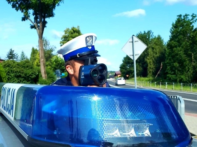 Policjanci sądeckiej grupy „SPEED” nie tylko walczą z brawurą na drogach, ale także pomagają mieszkańcom w różnych trudnych sytuacjach