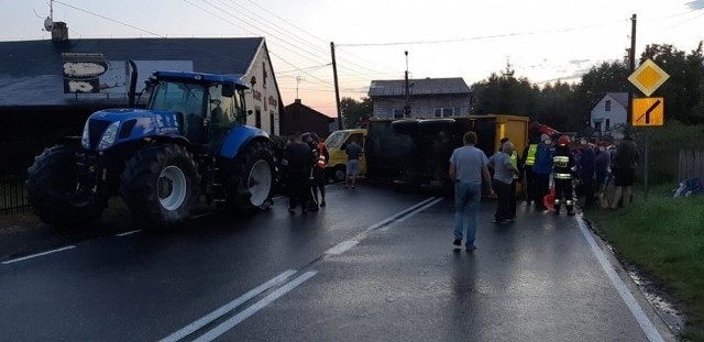 Do wypadku doszło we wtorek (10 sierpnia) około godziny 19 na DK 42 w gminie Kodrąb. W Rzejowicach ciągnik zderzył się w lawetą, po czym zboże wysypało się na jezdnię. Droga była zablokowana przez kilka godzin, policjanci kierowali ruch na objazdy.