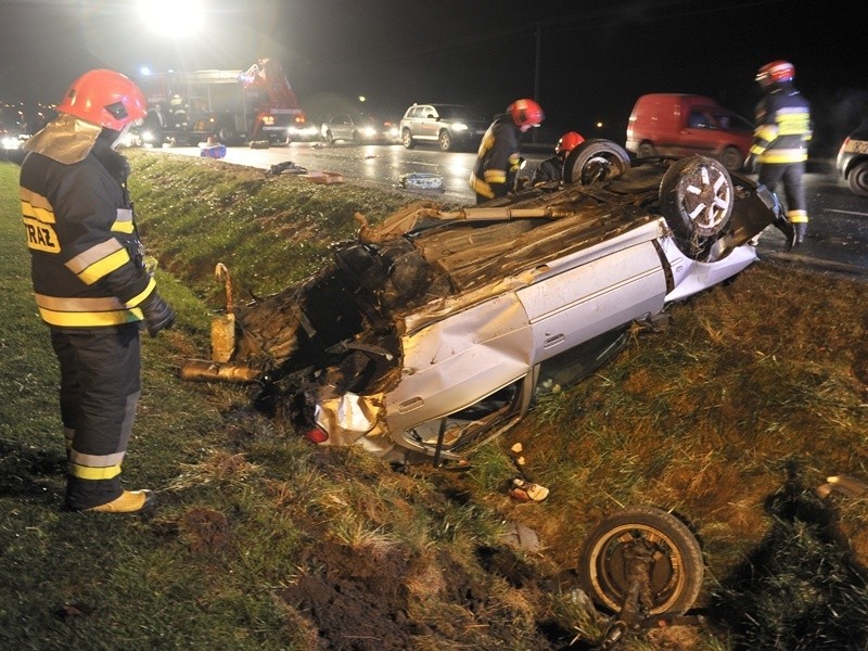 Na DK 77 dachował peugeot z czterema osobami [ZDJĘCIA, WIDEO]