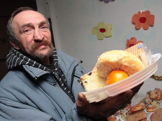 - Z jadłodajni korzystam od samego początku - mówił Jerzy Karpiński odbierając tackę z żywnością.