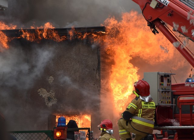 Duży pożar w Malborku w poniedziałek, 8.02.2021 r. Ogień na zapleczu pizzerii. Zobacz zdjęcia z akcji ratowniczej >>>