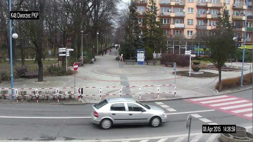 Kompletnie nagi mężczyzna spacerował po Rybniku. Nagranie z...