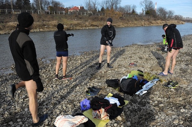 7 morsów zaliczyło trzy wejścia do Sanu - pierwsze i drugie po 30 sekund, trzecie trwało minutę. Kąpiele odbywają się co tydzień na wysokości Galerii Sanowa. 